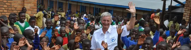 Reiner Meutsch Stiftung FLY & HELP Header