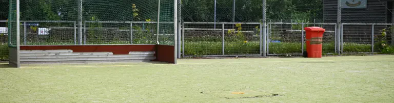 Eine kleine Scheibe zur Sanierung des Kleinfeldkunstrasens durch nachhaltigen Dry Pitch Kunstrasen Header